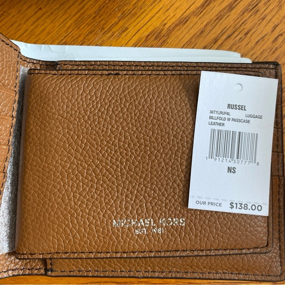 Michael Kors Men’s Brown Leather Russel Billfold Wallet. Style number 36T7LRUF6L - Picture 2 of 9